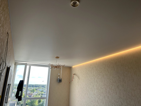 Безщілинні натяжні стелі