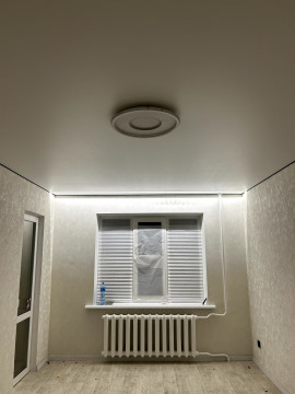 Натяжні стелі у спальні: стильно, романтично, практично, недорого.