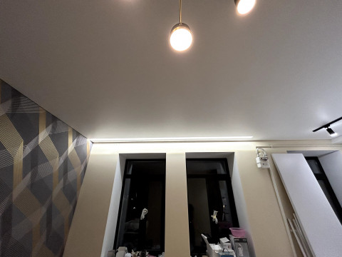 Натяжні стелі у спальні: стильно, романтично, практично, недорого.