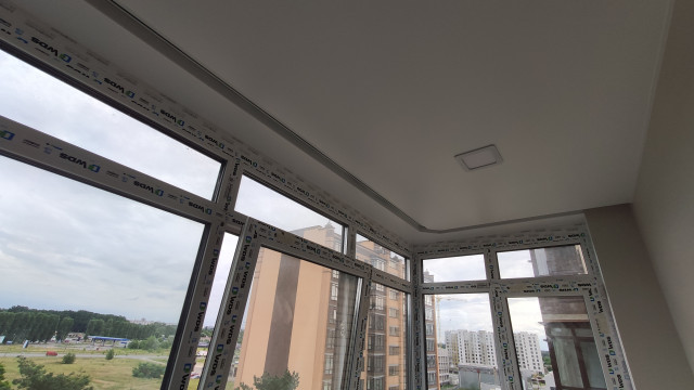 Натяжні стелі на балконі.