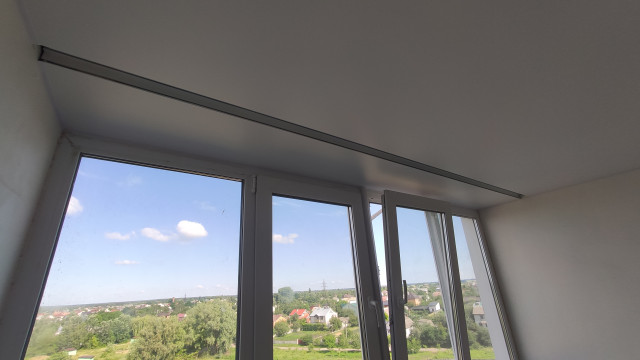 Натяжні стелі на балконі.