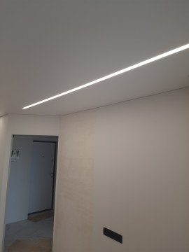 Натяжні стелі зі світловими лініями - модний дизайнерський прийом.