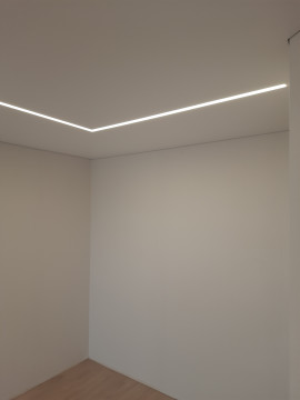 Натяжні стелі зі світловими лініями - модний дизайнерський прийом.