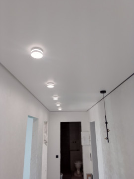 Натяжні стелі у передпокої.