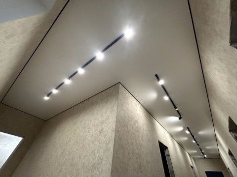 Натяжні стелі у передпокої.