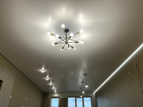 Натяжні стелі у передпокої.