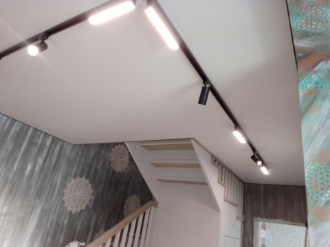 Натяжні стелі у передпокої.