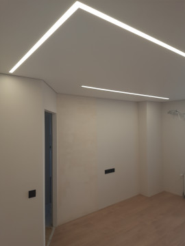 Натяжні стелі у передпокої.